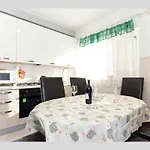 Family-friendly With Swimming Pool - 14294 Apartmán