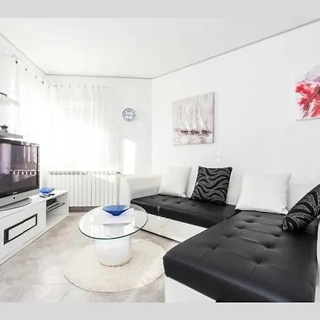 Family-friendly With Swimming Pool - 14294 Rijeka