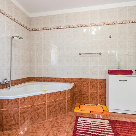 Apartmán Family-friendly With Swimming Pool - 14294