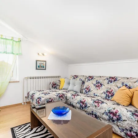 Apartmán Family-friendly With Swimming Pool - 14294